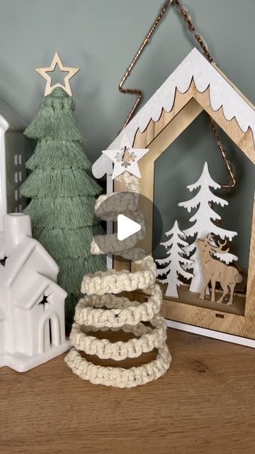 Macrame Christmas Trees Tutorial, Aluminum Wire Crafts, Macrame Christmas Tree Tutorial, Caroline Fleming, Macrame Christmas Tree, Macrame Bags, Christmas Tree Template, Simple Macrame, Aluminum Crafts