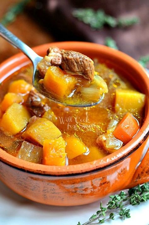 Slow Cooker Winter Squash Beef Stew _ Winter is still hitting most of us with some chilly weather so I have just the dinner to serve to warm your tummy and your soul. Slow Cooker Winter Squash Beef Stew is a comforting, homemade stew made with lots of vegetables, including butternut and acorn squash. Homemade Stew, Veg Salads, Squash Stew, Beef Stews, Acorn Squash Recipes, Yellow Skin, Vegetarian Life, Butternut Squash Recipes, Soup And Stew