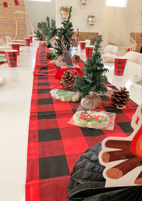 Lumberjack Baby Shower Table Setting #babyshower #lumberjack #tablesetting #party Lumberjack Table Decor, Bear Shower Theme, Lumberjack Baby Shower Theme, Baby Shower Table Setting, Christmas Cabin Decor, Lumberjack Baby Shower, Lumberjack Baby, Baby Boy Shower Ideas, Boy Shower Ideas