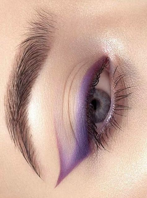 Purple Fairy Makeup, Lilac Eye Makeup, Purple Wedding Makeup, Eyeliner Brown Eyes, Purple Eyeliner, Silver Eye Makeup, Pale Makeup, Green Eyeliner, Shimmer Eye Makeup