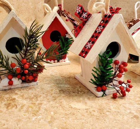 Christmas Birdhouses Diy, Bird House Christmas Decor, Christmas Birdhouses Ideas Diy, Diy Christmas Bird Houses, Christmas Birdhouses Ideas, Christmas Bird Houses, Holiday Birdhouses, Birdhouse Crafts, Christmas Birdhouse