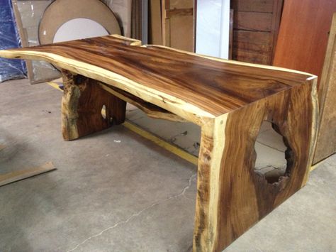 Wood Tables Rustic, Unique Wood Furniture, Backyard Table, Wood Bench Outdoor, Log Table, Cowhide Chair, Timber Table, Diy Farmhouse Table, Modern Rustic Homes