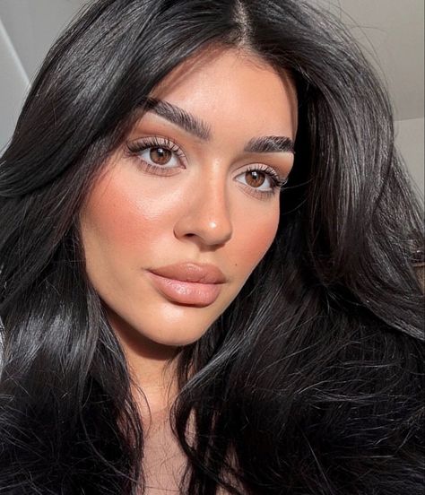 Ilaydaserifi on ig #makeup #makeuplover #makeupgoals #makeupaddict #glammakeup #darkhairstyles #darkhaircolorideas Makeup Dark Brown Hair, Makeup Look Brown Eyes, Laminated Brows, Dark Hair Makeup, Hair Color Swatches, Ig Makeup, Rich Brown Hair, Rhinoplasty Nose Jobs, Minimal Makeup Look