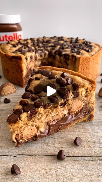 Fitwaffle Kitchen | Eloise on Instagram: "ULTIMATE KINDER BUENO COOKIE PIE 😍

This cookie pie is so chocolatey and so delicious! Perfect if you love cookies and Kinder Bueno 🤌

Soft chocolate chip cookie dough, stuffed with Nutella, Kinder Buenos, and hazelnut creme 🤤

Sound on for full instructions 🔉

All you need is:

200g salted butter, softened
250g light brown sugar
1 large egg, room temp
1 tsp vanilla extract
320g plain flour
1/4 tsp bicarbonate of soda
200g chocolate chips + some for the top
150g Nutella
8 Kinder Bueno sticks
150g hazelnut cream spread (I got this one from M&S) 

Bake 180C/(160C fan) 25 mins - allow to cool fully in the tin 🥰

Serves: 16-20

Enjoy!
#fitwaffle #fitwafflekitchen" Nutella Cookie Cake, Nutella Chocolate Chip Cookie Ice Box Cake, Bueno Cookies, Nutella Stuffed Chocolate Chip Cookies, Kinda Bueno Cake, Soft Chocolate Chip Cookie, Fitwaffle Kitchen, Bueno Cake, Nutella Cookie