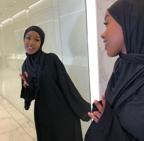 Dark Hijabi Aesthetic, Black Hijabis, Black Muslim Women, Black Hijabi Girl, Muslim Outfit Ideas, Modest Streetwear, Black Hijab, Modern Hijab Fashion, Muslim Women Fashion