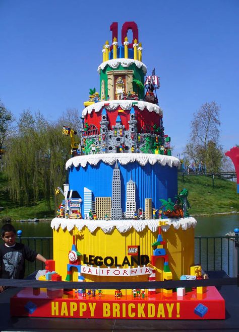 BIggest LEGO Cake I've seen!! Sunday Sweets, Big Birthday Cake, Birthday Cake Images, Lego Wedding, Cake Designs For Kids, Lego Birthday Cake, Nursing Cake, Cake Wrecks, Lego Cake