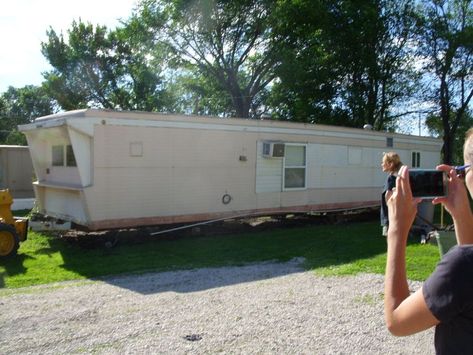 This is a 1959  it was pink and white. The front side of the 1959 We decide to paint it a nice tan color This was a very ugly gray and blue color Now it's a ver… White Mobile Home Exterior, Mobile Home Painting Exterior, Painting Mobile Home Exterior, Mobile Home Remodel Exterior, Trailer Remodel Single Wide, Mobile Home Siding, Moble Homes, Single Wide Remodel, Diy Trailer