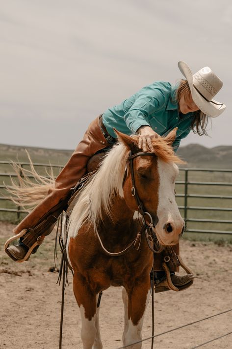 Senior Horse Photography, Diamond Cross Ranch, Horse Photoshoot Ideas, Equine Photography Poses, Cowgirl Photography, Horse Senior Pictures, Cowgirl Photoshoot, Horse Photography Poses, Cowgirl Photo