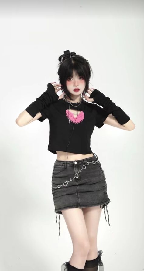 Cybercore / aesthetic / purple / pink / alternative / japanese / korean / chinese / pink bag / emo / cute girl / arm warmers Cybercore Clothes, Arm Warmers Outfit, Asian Punk, Gorpcore Outfit, Fashion Y2k, 90s Streetwear, Female Poses, Warm Outfits, Kpop Fashion Outfits