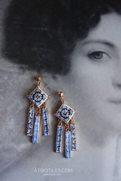 Portuguese Azulejos, Bijoux Art Nouveau, Broken China Jewelry, Clay Jewelry Diy, Ceramic Jewelry, Bijoux Diy, Jewelry Inspo, Pretty Jewellery, Polymer Clay Jewelry