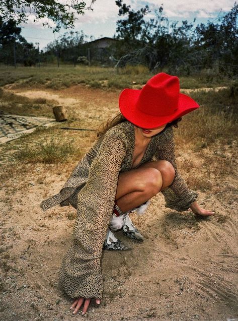 Vogue Photoshoot Ideas, Cowgirl Editorial, Traje Cowgirl, Cowgirl Photoshoot, Western Photoshoot, Desert Photoshoot, Vogue Photoshoot, Urban Cowgirl, Black Cowgirl