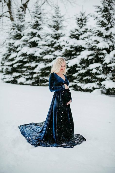 Snow Maternity Photos, Maternity Christmas Pictures, Winter Pregnancy Photoshoot, Velvet Maternity Dress, Winter Maternity Pictures, Winter Maternity Shoot, Maternity Photography Winter, Bridesmaids Photo, Winter Maternity Photos