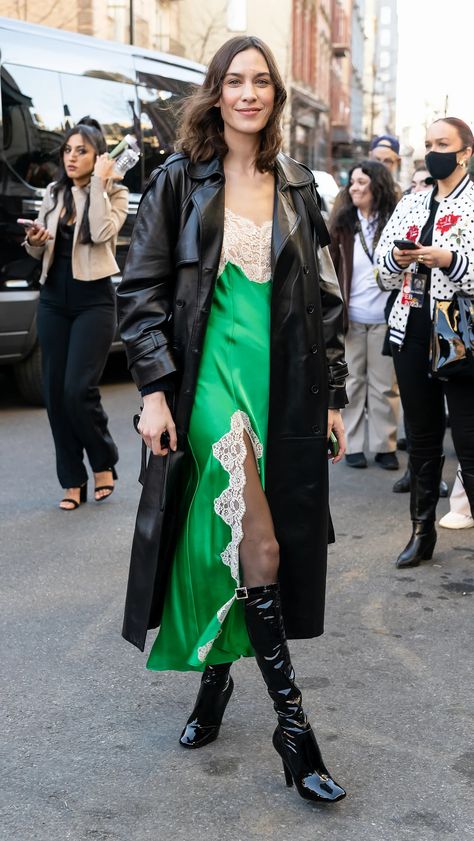 Alexa Chung Style, Feminine Wardrobe, Stylish Celebrities, Spring Capsule Wardrobe, Maxi Jersey Dress, Alexa Chung, Vogue Fashion, Celebrity Outfits, It Girl