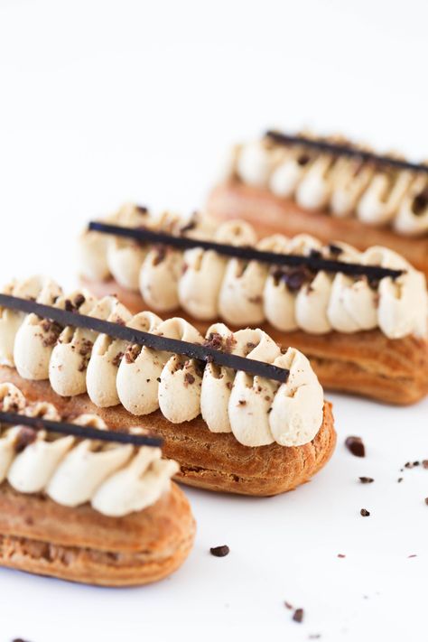 Coffee eclairs Dolci Finger Food, Chocolate Covered Coffee Beans, Patisserie Fine, Eclair Recipe, Choux Pastry, French Desserts, Bake Desserts, Fancy Desserts, French Pastries