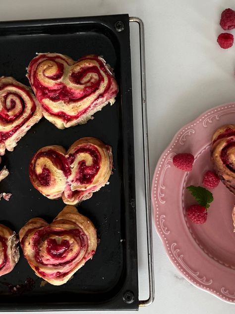 heart shaped cinnamon rolls, valentines day, valentines day baking, heart rolls, cute valentines gift Cinnamon Rolls Valentines Day, Cinnamon Roll Valentine, Heart Food Shaped, Heart Shaped Baking Ideas, Heart Cinnamon Rolls, Heart Rolls, Valentines Day Baking, Heart Shaped Snacks, Shaped Cinnamon Rolls