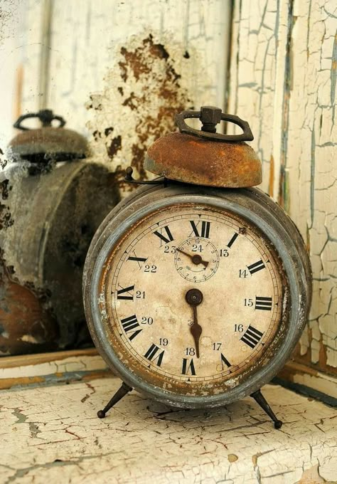 Vintage Clock Aesthetic, Vintage Saat, Ticking Clock, Vintage Alarm Clock, Old Clock, Rustic Clock, Vintage Alarm Clocks, Vintage Clocks, Clock Vintage