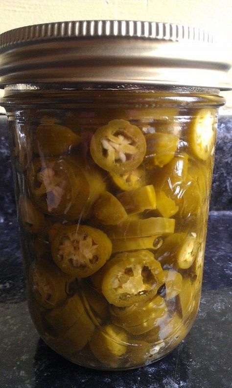 Canned jalepenos - I think I need to learn how to start canning with all these veggies I have! Canning Jalapenos, Pickling Peppers, Pickle Pizza Recipe, Canning Peppers, Pickle Appetizers, Canned Jalapenos, Pickled Peppers, Homemade Ham, Preserving Foods