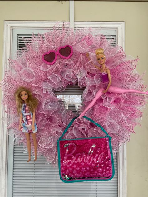 Barbie Wreath Front Doors, Barbie Wreath, Barbie Christmas Tree Ideas, Barbie Christmas Decorations, Barbie Christmas, Pink Xmas Tree, Barbie Christmas Tree, Barbie Decorations, Christmas Reef