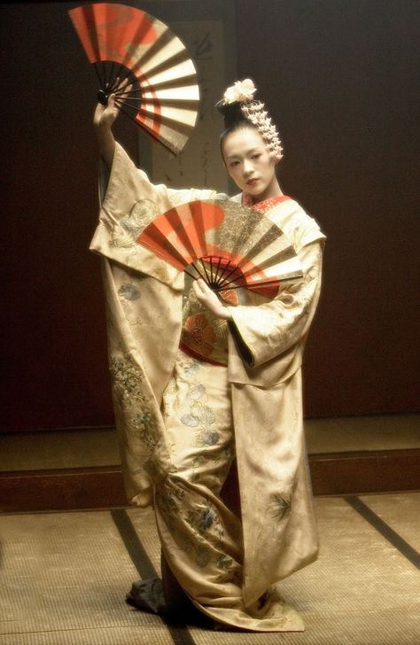 Sayuri performs the fan dance. Ziyi Zhang, Colleen Atwood, Gong Li, Holly Wood, Traditional Asian Dress, Japanese Costume, Fan Dance, Memoirs Of A Geisha, Zhang Ziyi