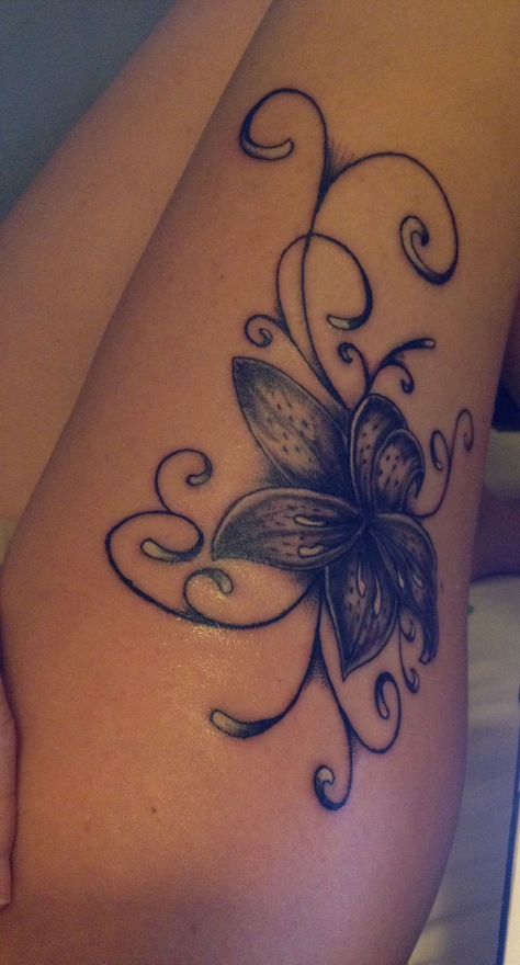 Henna Style Tattoos, Secret Tattoo, Flower Thigh Tattoos, Pink Tattoo, Like A Tattoo, Cross Tattoos For Women, Matching Sister Tattoos, Piercings Ideas, Cute Tats