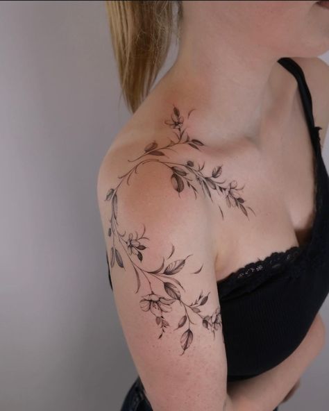 Thigh Tattoos Women Floral, Botanisches Tattoo, Tattoo Dream, Feminine Shoulder Tattoos, Front Shoulder Tattoos, Shoulder Cap Tattoo, Floral Tattoo Shoulder, Wrap Tattoo, Flower Tattoo Shoulder