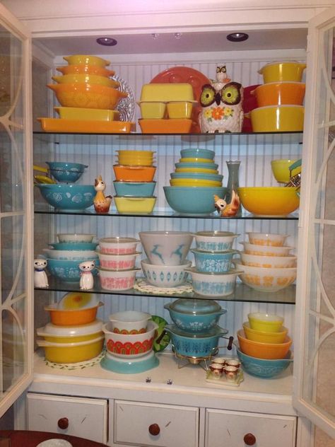 Vintage Pyrex Display, Vintage Pyrex Collection, Pyrex Display, Vintage Pyrex Dishes, Farmhouse Cabinet, Pyrex Dishes, Pyrex Patterns, Pyrex Collection, Vintage Cookware