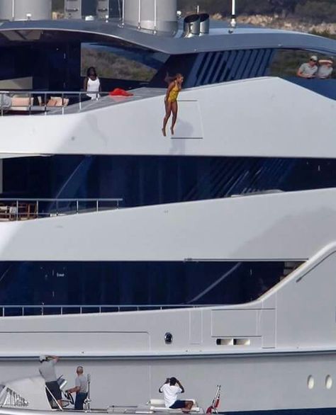 Beyoncé's yacht dive Beyonce Pictures, Social Influence, A Yacht, Italy Photo, Beyonce Knowles, Italy Vacation, Great Lengths, Yachts, Life Goals