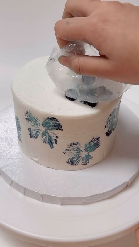 Such a fun and easy way to decorate a cake 🎂. #cake #cake_trends #cakedecorating #trending #buttercream #diy #cakedesign #cakeart… | Instagram Current Cake Trends, Easy Decorated Cakes, Trend Cake, Candyland Crafts, Sweet Ham, Cake Styles, Decorate A Cake, Modern Cakes, Cake Supplies