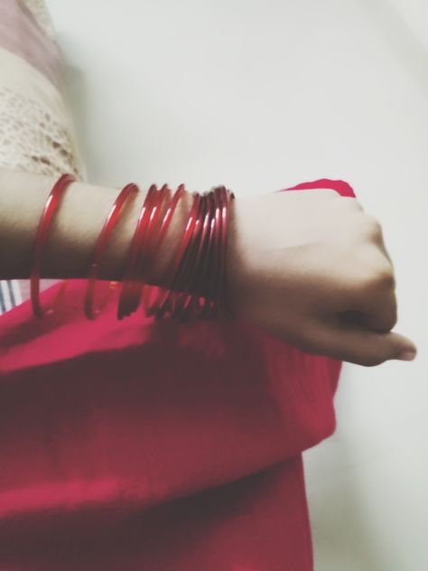 😍 Red Bangles, Glass Bangles, Red Love, Red Saree, Film Quotes, Brown Aesthetic, Red Glass, Desi, Bangles