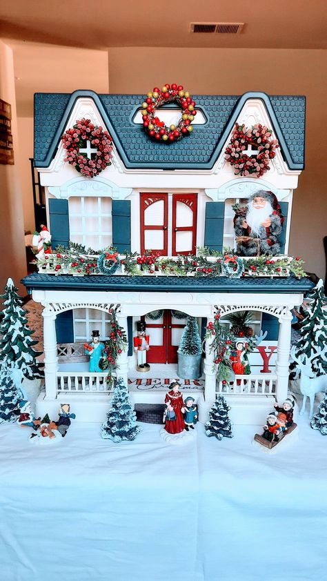 Doll House Into Christmas House, Dollhouse Gingerbread House, Christmas Doll House Ideas, Christmas Dollhouse Exterior, Christmas Dollhouse Makeover, Christmas Dolls House, Christmas Doll House Diy, Fisher Price Dollhouse Makeover, Doll House Gingerbread House