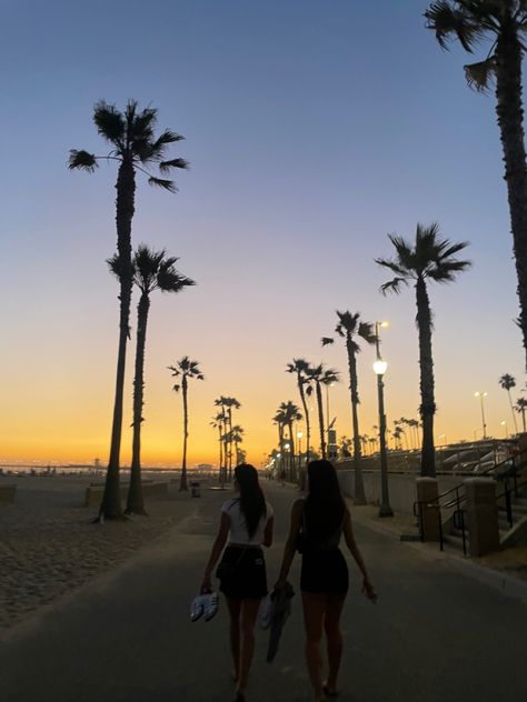 #summer #sunset #huntingtonbeach #beach #california Hungtinton Beach California, Huntington Beach California Aesthetic, Beach California Aesthetic, Nyc Photo Ideas, Cali Trip, California Aesthetic, Friends Hanging Out, Huntington Beach California, Cali Girl