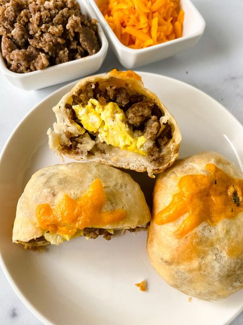 Sausage egg breakfast biscuit poppers are a super easy and fun way to serve breakfast on the go! A great recipe with air fryer options! Breakfast Biscuit Balls, Breakfast Sammies, Egg Balls, Breakfast Balls, Egg Biscuits, Pillsbury Crescent, Sausage Biscuits, Chef Boyardee, Diy Breakfast