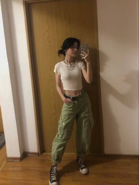 White Crop Top With Cargo Pants, Crop Top And Cargo Pants, Cargo Pants And Crop Top, Crop Top Cargo Pants, Cargo Pants Aesthetic, Baby Tee Outfit, Character Moodboard, Beige Cargo Pants, Cargo Pants Style