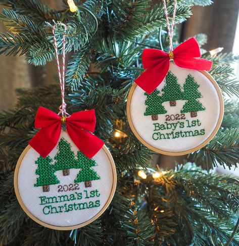 Cross Stitch First Christmas, First Christmas Cross Stitch, Christmas With Baby, Vintage Style Embroidery, Xmas Gift Tags, Christmas Party Crafts, Christmas Tree Vintage, Framed Cross Stitch, Baby Cross