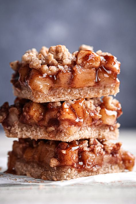 Caramel Apple Pie Bars, Apple Crumb Bars, Apple Pie Pops, Apple Pie Bars Recipe, Apple Crumble Bars, Pecan Crumble, Salted Caramel Apple Pie, Crumb Bars, Pie Bar Recipes