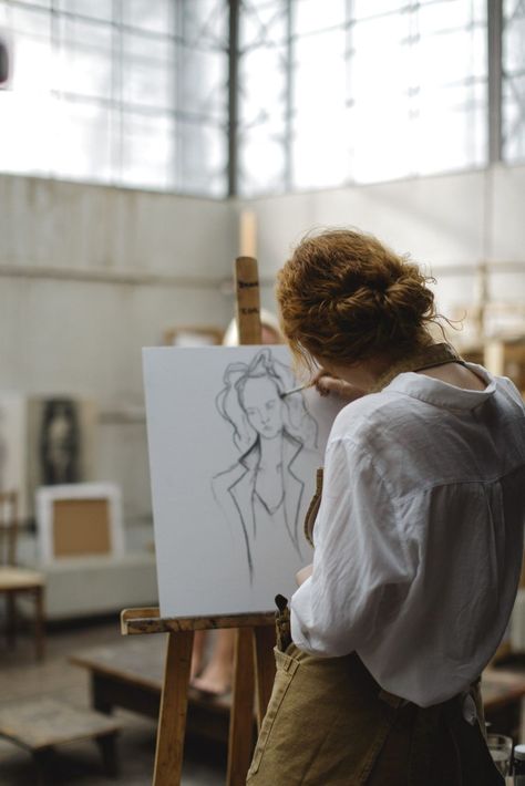 Woman Doing Painting Photography, Life Drawing Aesthetic, Work On Yourself Aesthetic, Dream Life Inspo Aesthetic, Drawing Aesthetic Photo, Work Life Aesthetic, Adult Life Aesthetic, Pintar Aesthetic, Adulting Aesthetic