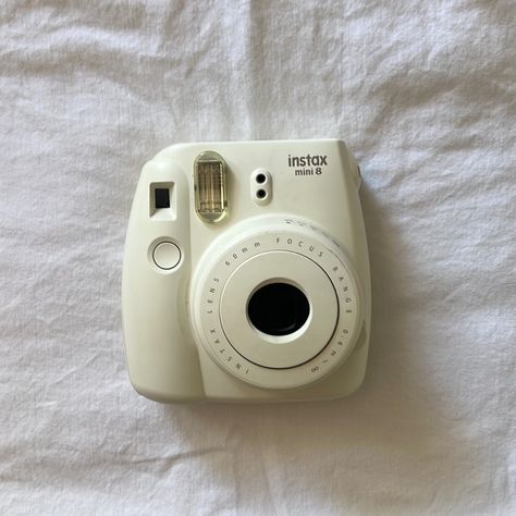 White Mini 8 Polaroid Camera With 10 Sheets Of Film And Brand New Batteries. Comes With Its Bag. Camera Is In Excellent Condition It Was Barely Used Because I Got Another One. The Bag Is In Good Condition, She Has Very Few Scratches Here And There But They’re Very Tiny, Barely Noticeable. Index Mini Camera, Christmas 24 Wishlist, Fujifilm Polaroid Camera, Polaroid Cameras Aesthetic, Instant Picture Camera, Branded Gift Ideas, Bday Gift List, New Camera, Instant Camera Aesthetic