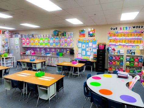 1st Grade Must Haves, 1st Grade Classroom Setup, Grade 1 Classroom Setup Ideas, First Grade Must Haves, Grade One Classroom Set Up, First Grade Classroom Set Up Layout, 1st Grade Classroom Themes, Grade 1 Classroom Setup, First Grade Classroom Themes