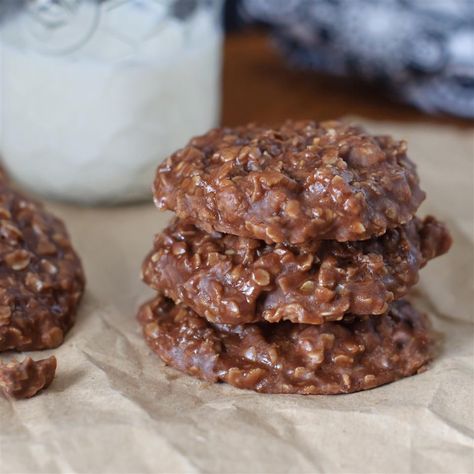 Make no-bake chocolate oatmeal cookies with peanut butter and cocoa without turning on the oven for a treat that the kids will love to help with. No Bake Oatmeal, Peanut Butter Dessert Recipes, Chocolate No Bake Cookies, Quick Cookies Recipes, Chocolate Oatmeal Cookies, Peanut Butter Desserts, Baking Recipes Cookies, Chocolate Oatmeal, Mint Cookies