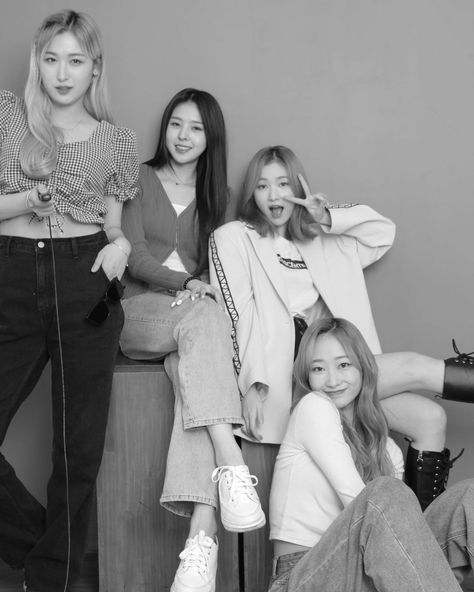 Group Photo Poses, Group Picture Poses, Bff Poses, Friendship Photoshoot, Group Photography Poses, Film Photography Tips, Studio Poses, Studio Photography Poses, Friend Pictures Poses