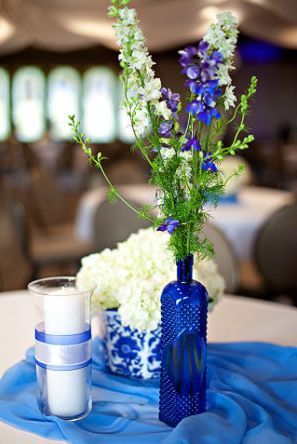 vintage centerpiece...look at that blue one in the back!! Yellow Wedding Centerpieces, Cobalt Blue Weddings, Rose Centerpieces Wedding, Cobalt Wedding, Blue Wedding Centerpieces, Blue Centerpieces, Vintage Centerpieces, Yellow Wedding Flowers, Small Centerpieces