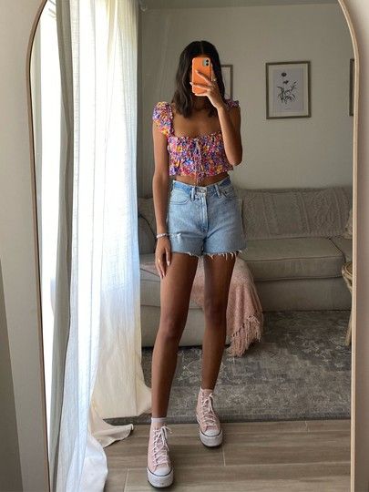 Spring Outfits Jean Shorts, Cute Outfits Jean Shorts, Pink Top Outfit Summer, Summer Outfits 2023 Converse, Outfits With Jeans Shorts, Light Shorts Outfit, Shoes To Wear With Jean Shorts, Jean Short Long Sleeve Outfit, Dress Up Shorts Outfits