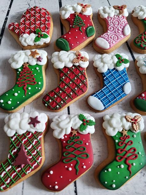 Stocking Christmas Cookies Decorated, Stocking Cookie Decorating Ideas, Stockings Cookies Decorated, Christmas Stocking Cookies Royal Icing, Stocking Royal Icing Cookies, Stocking Cookies Decorated, Stocking Sugar Cookies, Elf Sugar Cookies, Stocking Cookies