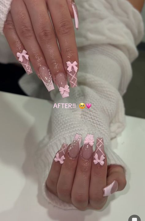 Nails Inspiration With Charms, Long Square Nails Ideas, Nail Art With Charms, Pink Nails With Charms, Square Nails Ideas, Daisy Acrylic Nails, Cute Pink Nails, Long Square Nails, Punk Nails