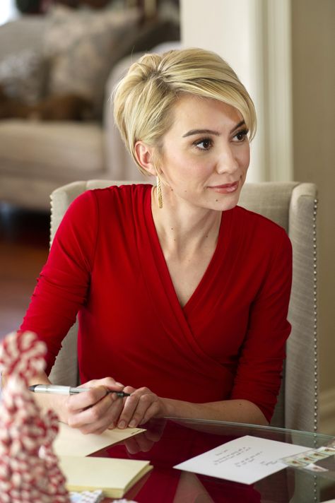 Check out photos from the Hallmark Movies & Mysteries original movie "A Christmas for the Books" starring Chelsea Kane and Drew Seeley. Chelsea Kane Hair, Drew Seeley, Chelsea Kane, Dreamy Christmas, Movie Christmas, New Television, Pixie Bob Haircut, Hallmark Movie, Best Pixie Cuts