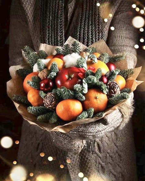 Sweets Bouquet, Fruit Flower Basket, Fruit Bouquet Ideas, Food Bouquet, Edible Bouquets, Spring Floral Arrangements, Christmas Decorations Garland, Sweet Bouquet, Christmas Flower Arrangements