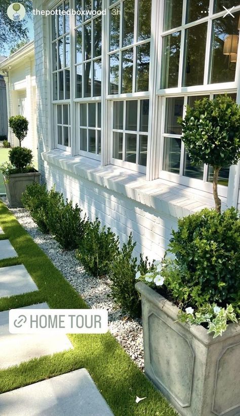 Curb Appeal Landscape, Simple Front Yard Landscaping, Simple Front Yard, Front Yard Garden Design, Front Landscaping, Home Landscaping, Front Yard Garden, House Landscape, Front Yard Landscaping Design