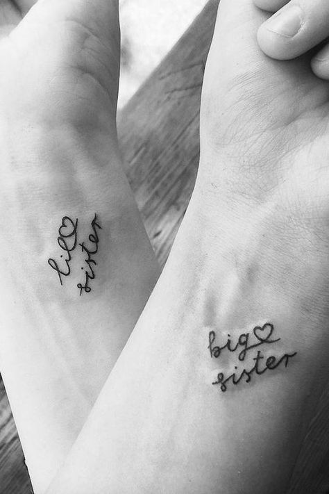 Finger Tattoos For Couples, Wörter Tattoos, Romantic Tattoo, Tattoo Placements, Matching Sister Tattoos, Couples Tattoo Designs, Sibling Tattoos, Matching Couple Tattoos, Matching Tattoo