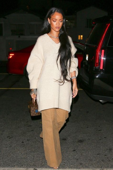 Fall Sweater Trends, Rihanna Street Style, Looks Rihanna, Rihanna Outfits, Rihanna Looks, Rihanna Style, Sweater Trends, Long Black Hair, Emily Ratajkowski