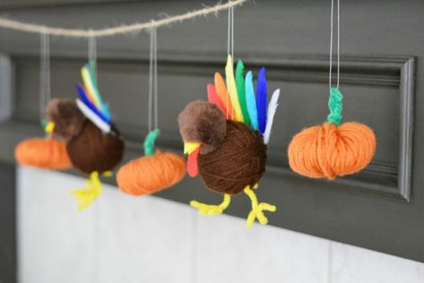 Re-purpose plastic bags to create this adorable Turkey and Pumpkin Thanksgiving Garland DIY craft project. Diy Thanksgiving Garland, Turkey Garland, Arts And Crafts Home Decor, Thanksgiving Garland, Garland Paper, Thanksgiving Decorating, Thanksgiving Turkey Craft, Easy Thanksgiving Crafts, Turkey Crafts